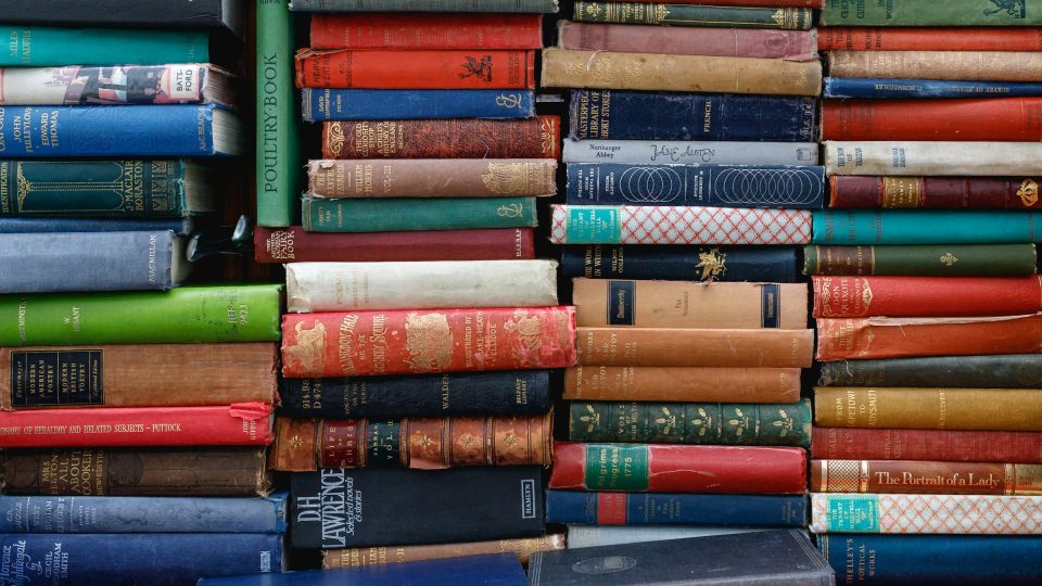 Купчина книги с различни заглавия, подредени на сергия за втора употреба