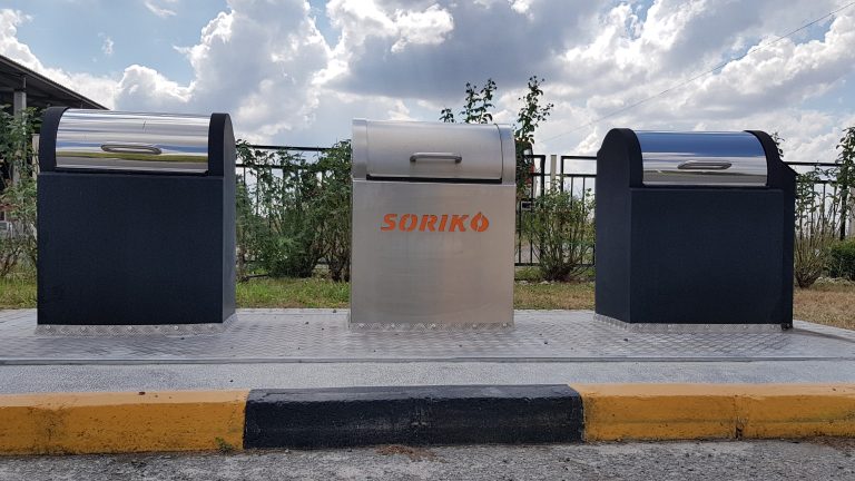 Три подземни контейнера за отпадъци с лого Soriko, монтирани на тротоар